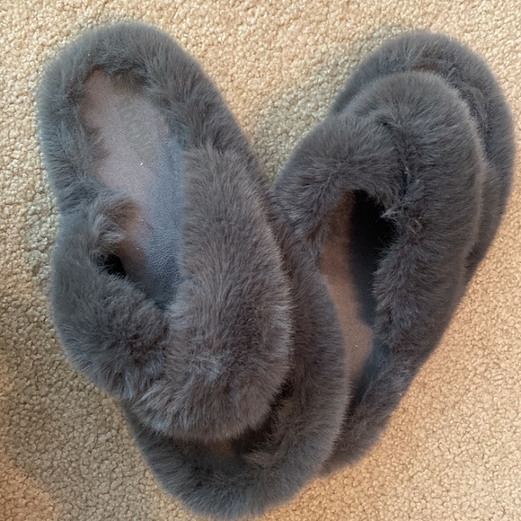 NWOT- Cozy fuzzy slipper - Picture 2 of 4
